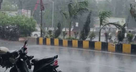 पटना में बदला मौसम का मिजाज, तेज हवा के साथ हो रही है बारिश, गर्मी से लोगों को राहत