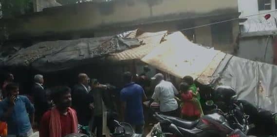 कोर्ट परिसर में वकीलों का शमियाना गिरा, बड़ा हादसा होने से टला