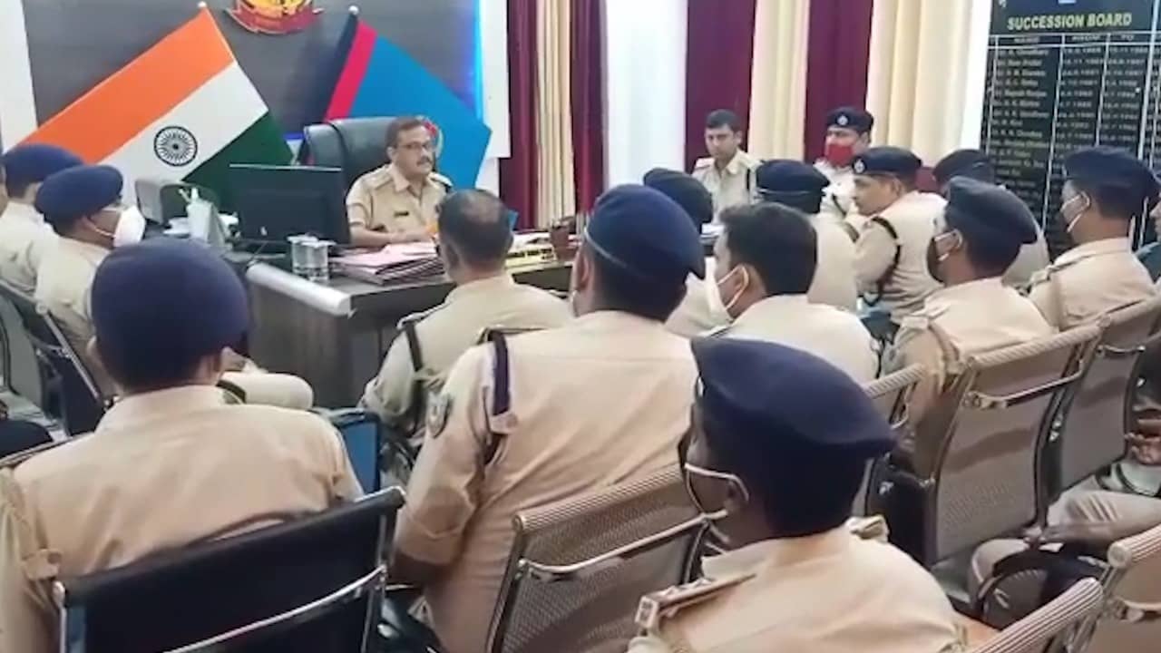 देवघर में बेलगाम अपराधियों पर जल्द लगेगा अंकुश, एसपी ने थाना प्रभारियों और एसडीपीओ को दिया सख्त निर्देश