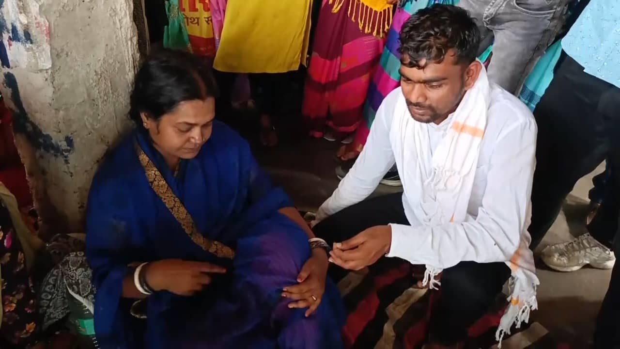 विधायक के विरोध में धरने पर बैठी महिला की हालत बिगड़ी, अस्पताल जाने से इंकार