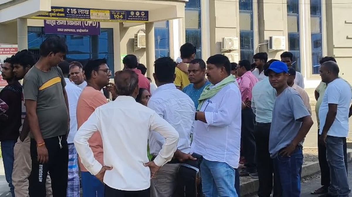 BREAKING: साहिबगंज में सड़क हादसे में पुलिस जवान समेत 3 युवकों की मौत