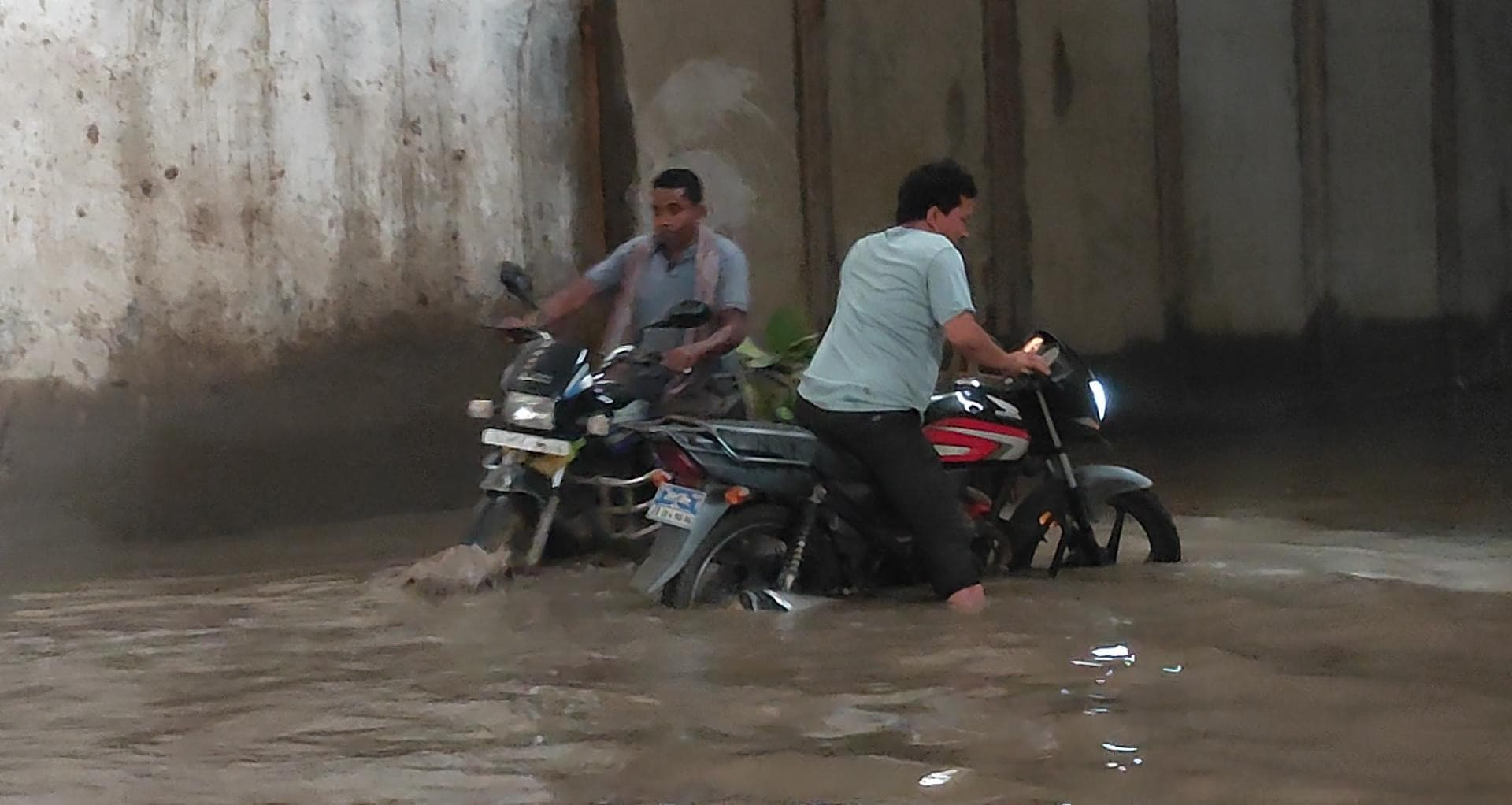 जलजमाव से बेहाल साहिबगंज का कल्यानचक अंडरपास, राहगीरों की बढ़ी  मुश्किलें