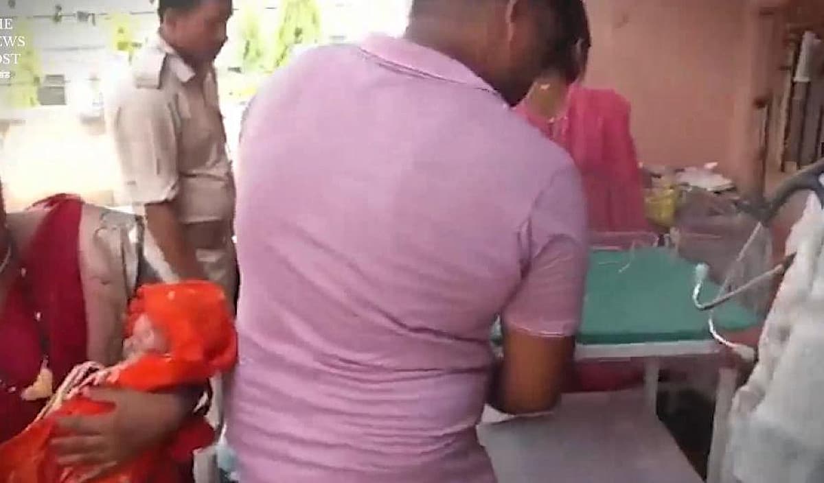 न्यूबॉर्न केयर यूनिट वॉर्ड में लाइट नहीं, अस्पताल के बाहर इलाज करने को मजबूर डॉक्टर, वीडियो हो रहा वायरल