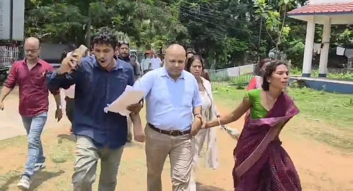 दुमका बंदोबस्त कार्यालय में हुआ जमकर बवाल, पक्षपात के आरोप में ASO को खींचकर आयुक्त कार्यालय ले गए लोग