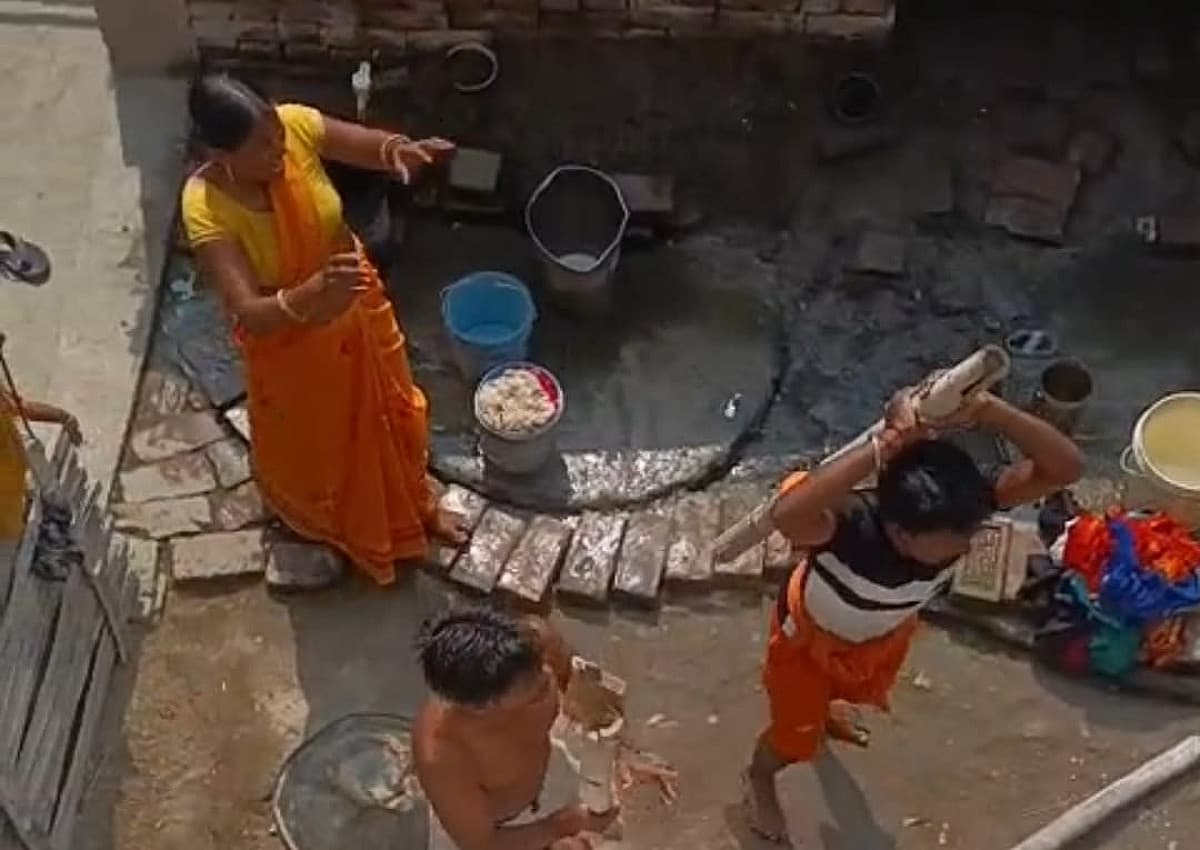 OMG! लाठी-बांस लेकर एक-दूसरे पर टूट पड़े लोग, मामूली विवाद ने लिया हिंसक रूप, देखिए