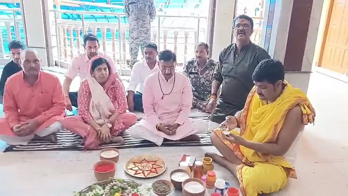 देवघर पहुंचे केंद्रीय मंत्री संजय सेठ,बाबा बैद्यनाथ से देश की सुख-समृद्धि की मांगी कामना