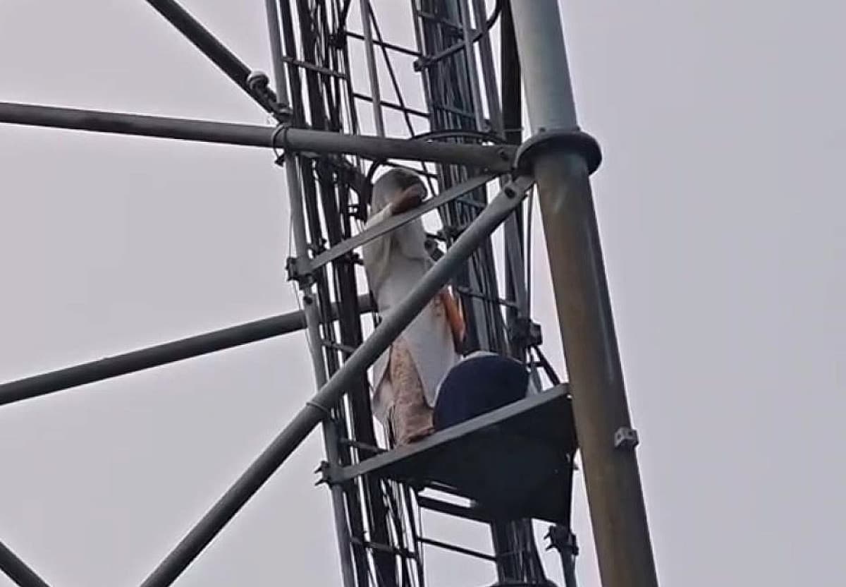 OMG! पति ने की दूसरी शादी तो, बेटे के साथ टावर पर चढ़ गई महिला, फिर जो किया देखिए