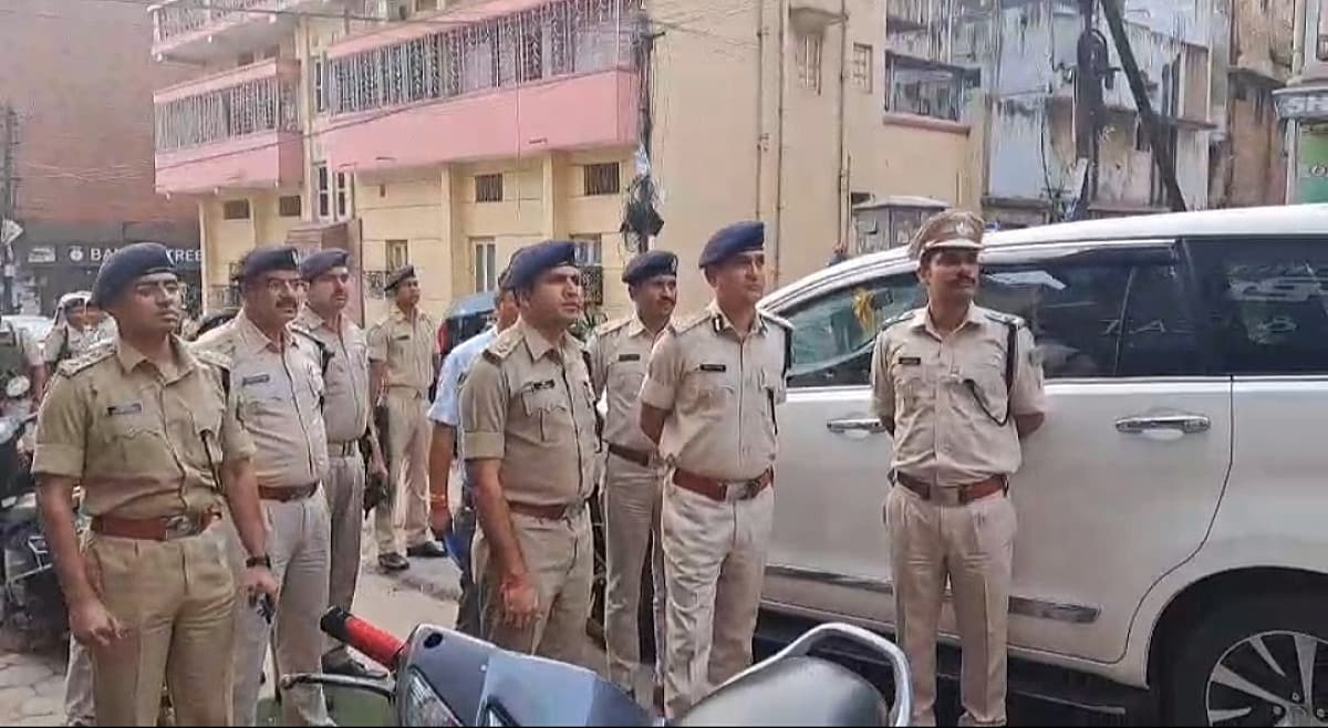 डबल डाउन हत्याकांड: जोनल आईजी ने घटना की समीक्षा की, परिजनों ने कहा- पहले अपराधियों का हो एनकाउंटर तब कराएंगे पोस्टमार्टम