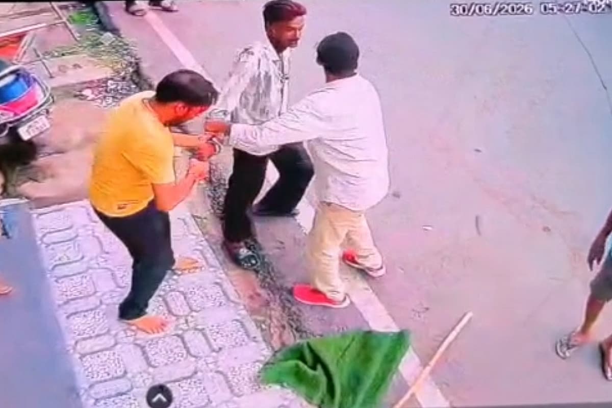 सरायकेला में ज्वेलरी दुकानदार पर चापड़ से हमला, वीडियो में देखिए कैसे दुकानदार ने दिखाई बहादुरी