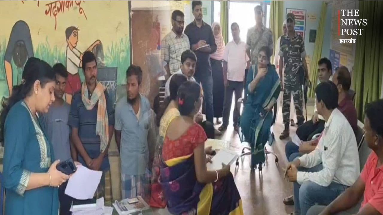 वोटर लिस्ट पर पाकुड़ प्रशासन की नजर, बूथों पर पहुंचीं डीसी मेघा भारद्वाज और दिए सुधार के सख्त निर्देश