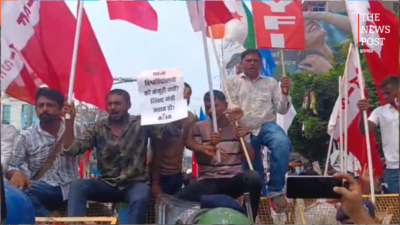 पटना में कांग्रेस का सीएम आवास घेराव, छात्रों की मांगों को लेकर सड़क पर उतरे कार्यकर्ता, पढ़ें पूरी खबर
