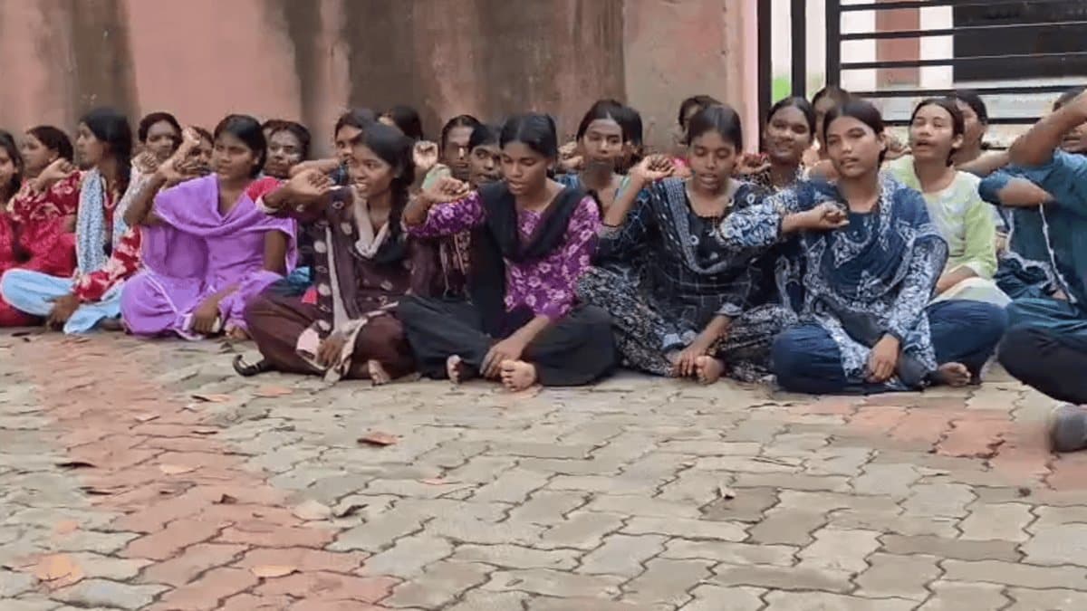 पाकुड़: दाखिले की सीटें घटने पर छात्रों का उग्र विरोध, KKM कॉलेज में जड़ा ताला