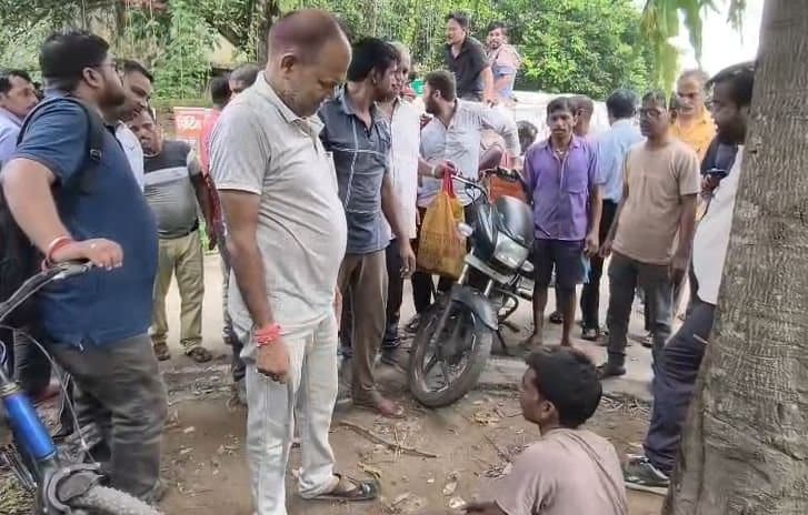 दुमका:घर में घुसे चोर को लोगों ने दौड़ाकर पकड़ा, किया पुलिस के हवाले