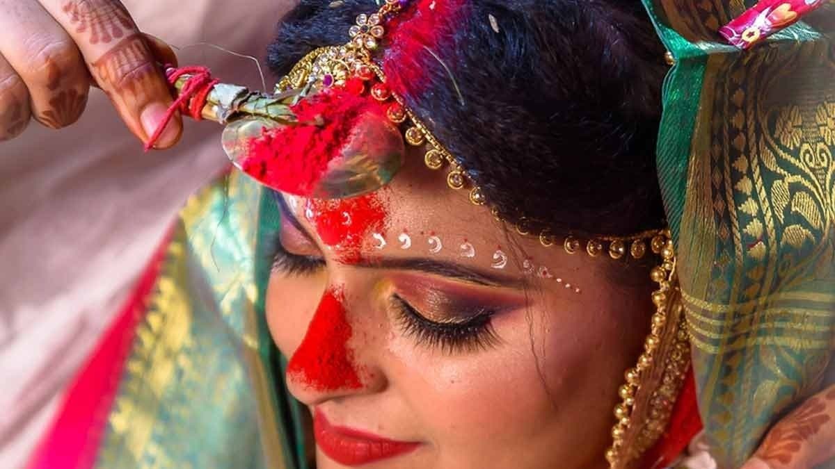 शादी के बाद ही क्यों भरी जाती है मांग में सिंदूर? जानिए इसके पीछे की मान्यता