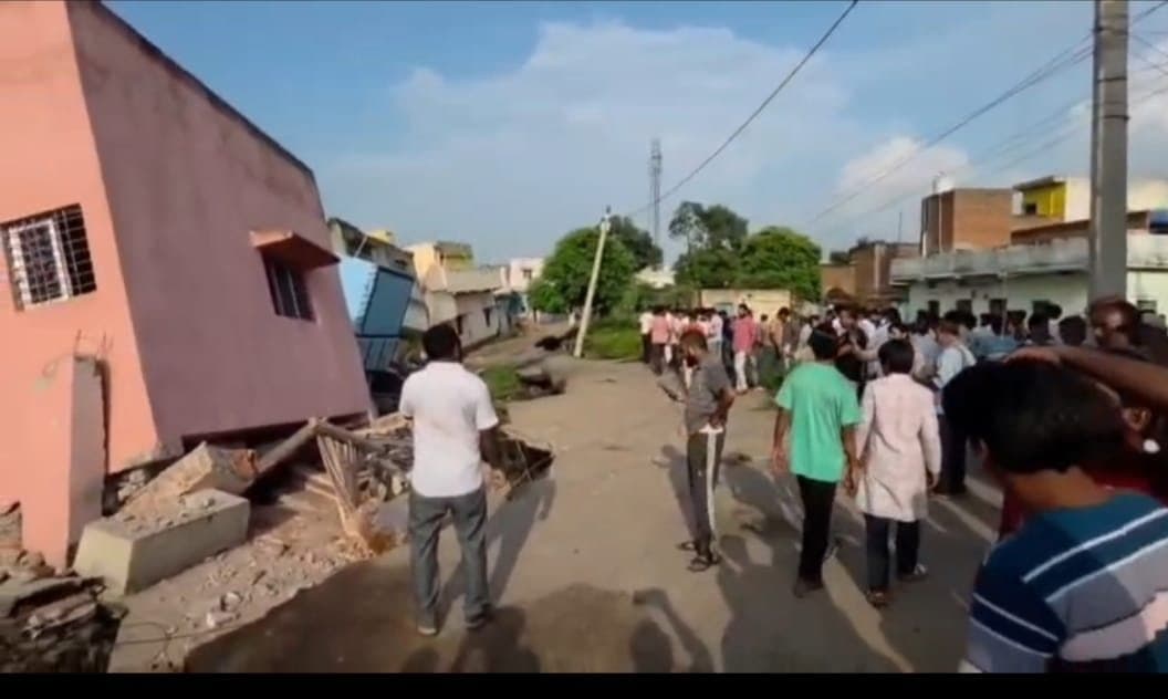 धनबाद के कतरास में भू धंसान की घटना में फंसें दस लोगो की बची जान, अफरा-तफरी का माहौल 