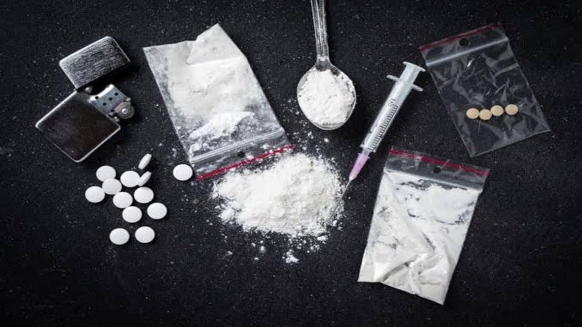 स्कूल ड्रेस में ड्रग्स लेते बच्चे का वीडियो हो रहा वायरल! जांच में जुटी पुलिस