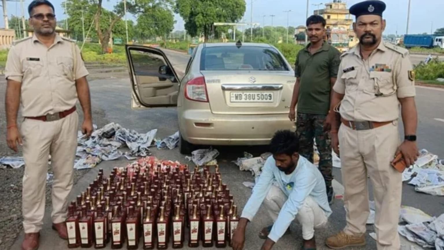 बिहार-झारखंड सीमा पर शराब तस्करी का भंडाफोड़, गुप्त तहखाने से 124 लीटर शराब बरामद