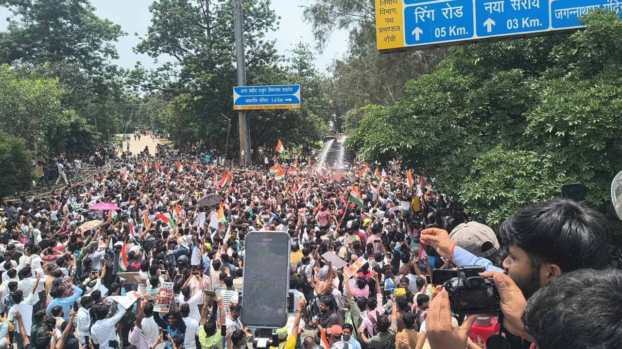 JPSC-JSSC प्रदर्शन में छात्रों ने तोड़ी आठवीं बैरिकेडिंग, पुलिस ने चलाया वाटर कैनन
