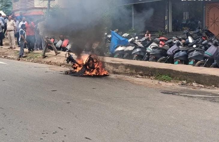 Dhanbad: इलेक्ट्रिक स्कूटी से परेशान युवक ने ऐसा क्या कर दिया कि सब रह गए भौंचक, जानिए