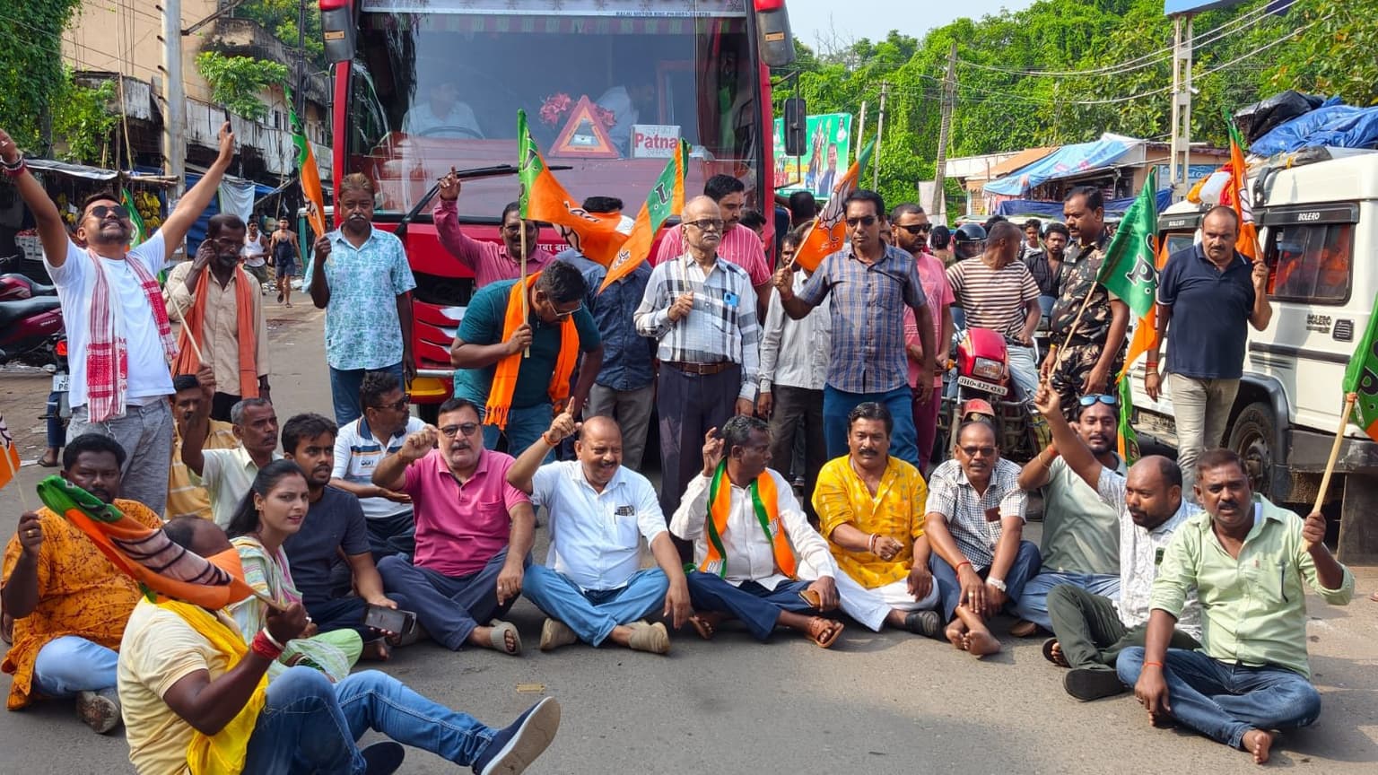 छात्रों पर लाठीचार्ज के विरोध में झारखंड बंद, दुमका में दिखा मिला-जुला असर, बाजार में निकले भाजपा कार्यकर्ता