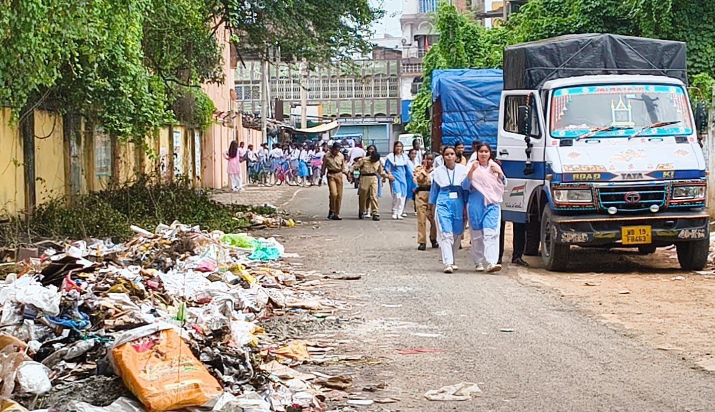 गंदगी के ढेर पर स्वतंत्रता दिवस का जश्न, दुमका की चमक के पीछे छिपी बदसूरती