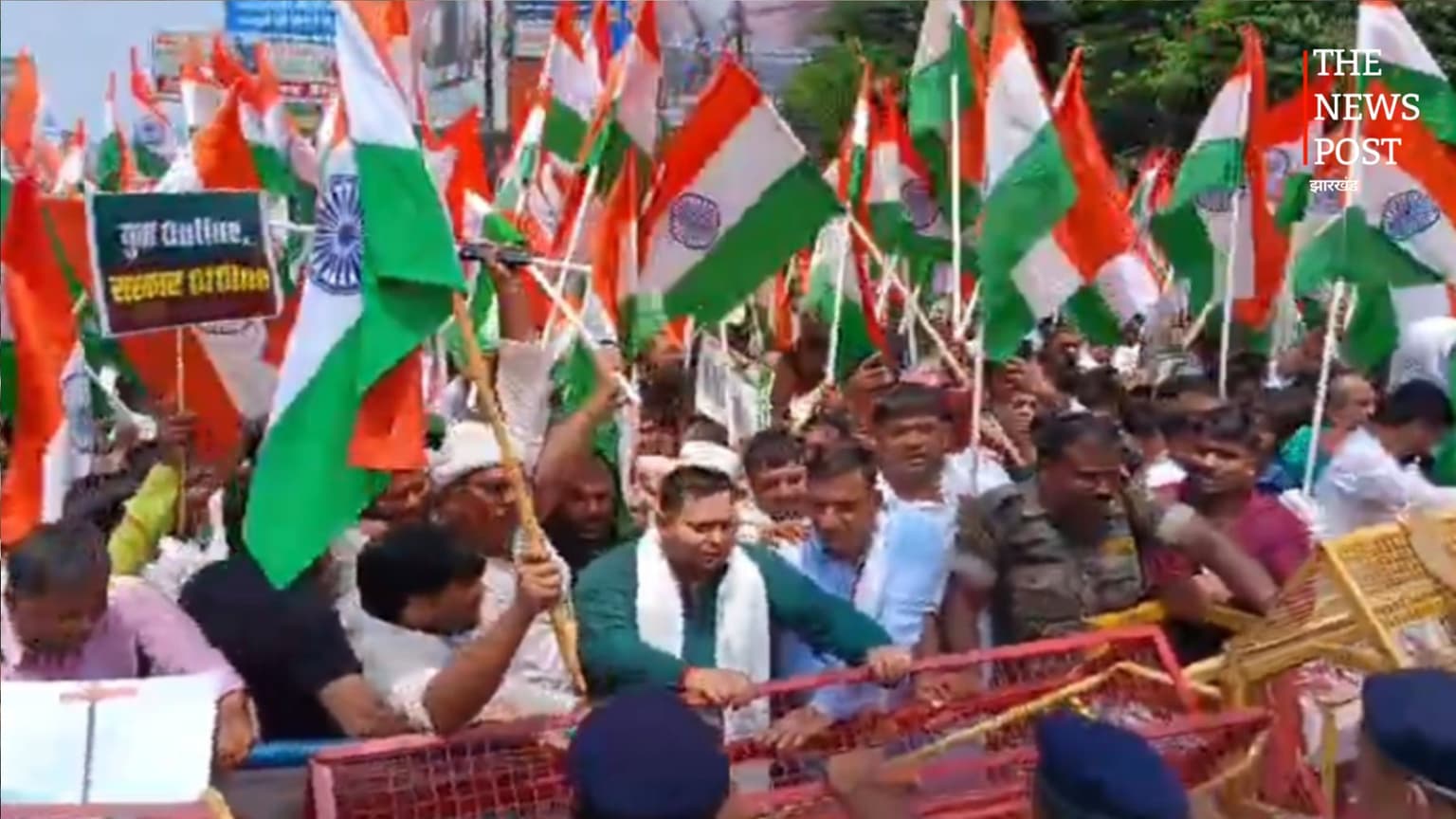 पटना में RJD का हल्ला बोल: तेजस्वी यादव के नेतृत्व में सड़कों पर उतरे कार्यकर्ता, पुलिस ने संभाला मोर्चा