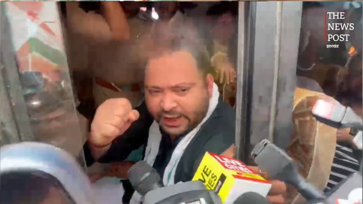 पुलिस ने बस में बैठाया तो भड़के तेजस्वी यादव, बोले- ‘गोली चलानी है तो चला दो, हम डरने वाले नहीं’