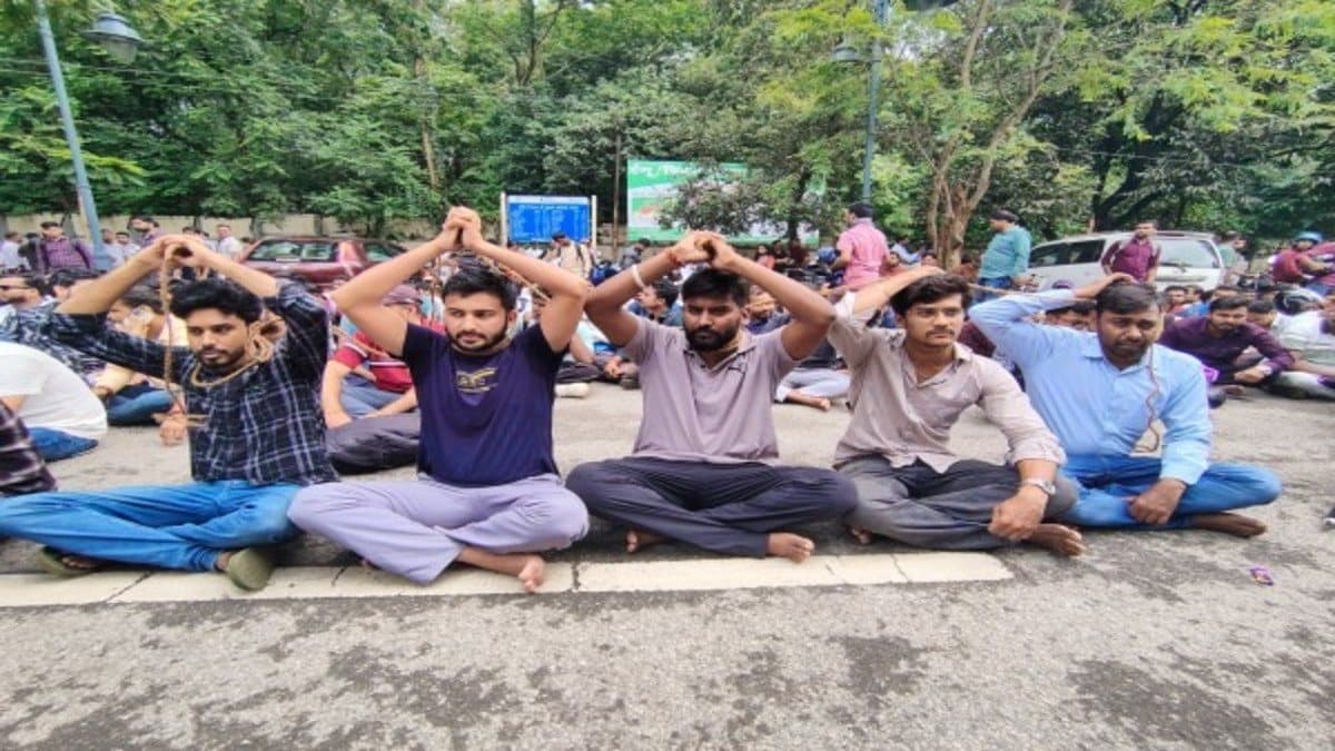 JSSC CGL विवाद: प्रोजेक्ट भवन के बाहर गले में फंदा डालकर बैठे अभ्यर्थी, न्याय दो या फांसी दो का लगाया नारा