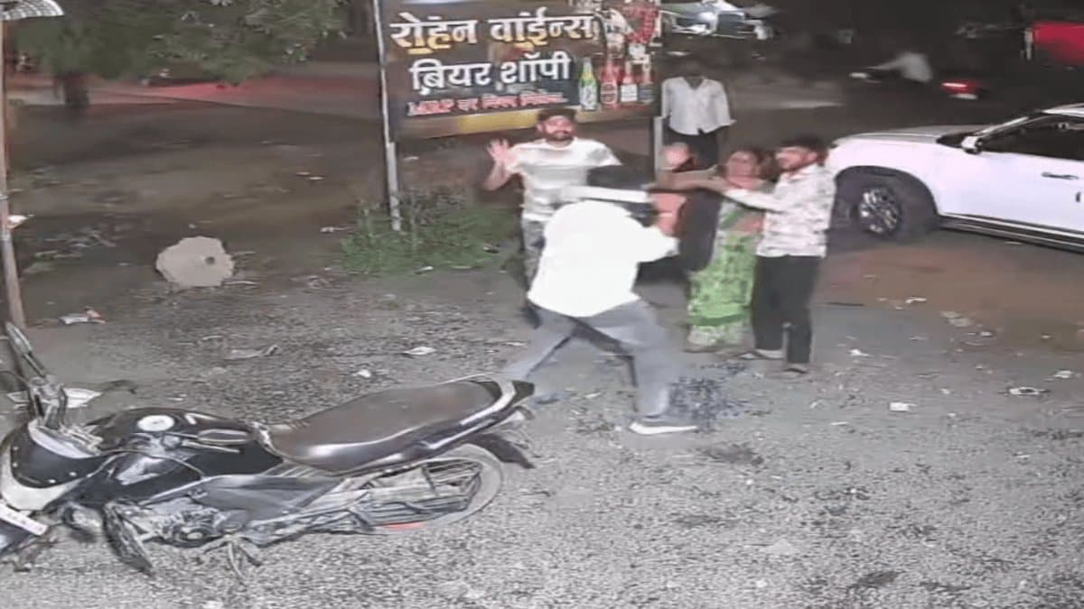 हाथ में कोयता लेकर युवक के पीछा दौड़ा सनकी, बीच रास्ते पर किया ऐसा वार, CCTV फुटेज देख दहले जाएंगे आप