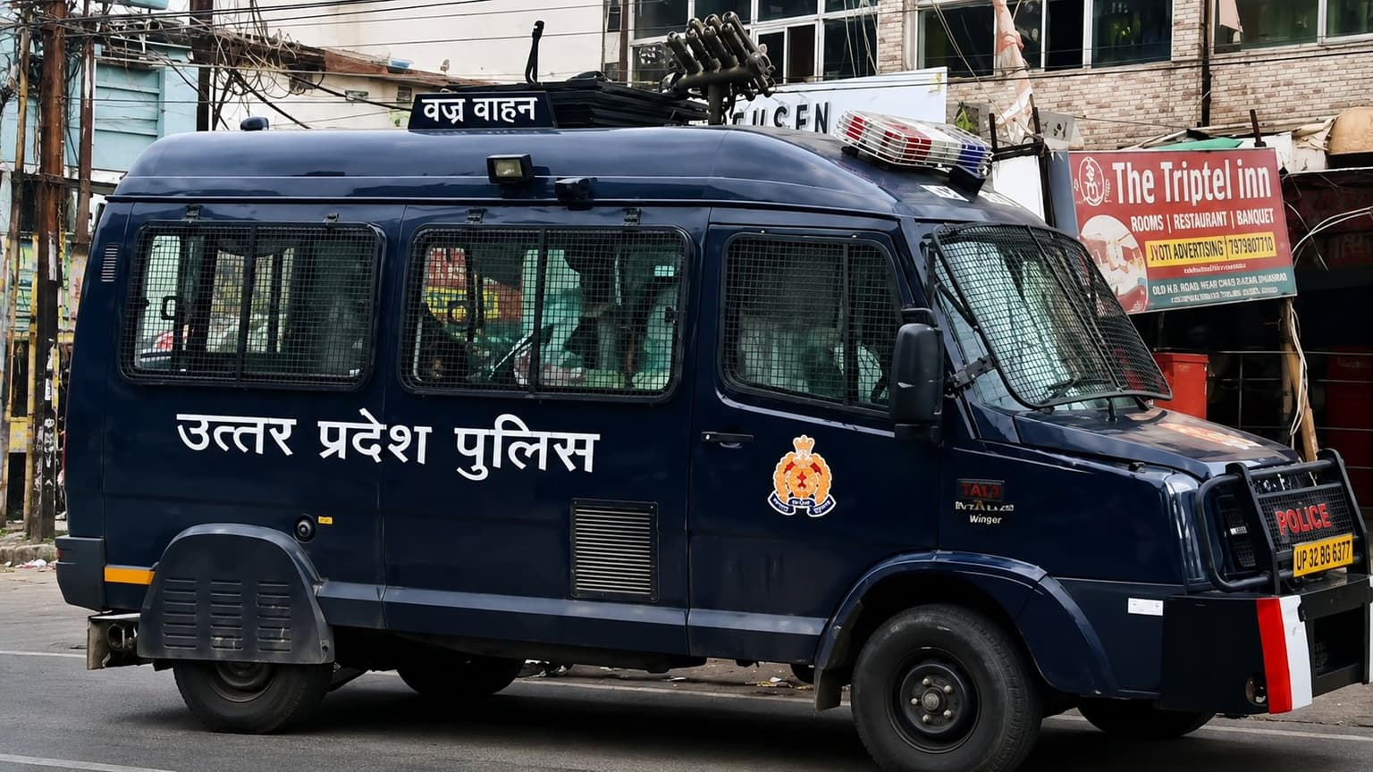यूपी पुलिस का वज्र वाहन धनबाद पहुंचते ही बढ़ी हलचल, किस आरोपी को ले जाने आई टीम? पढ़िये