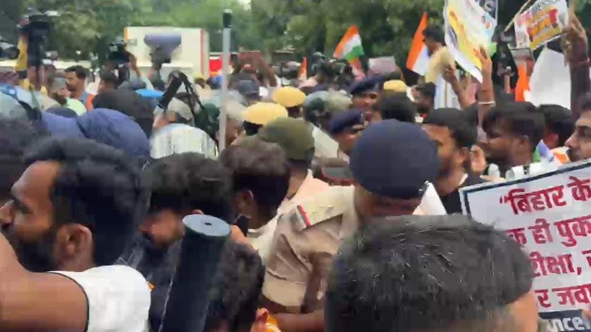 पटना में विरोध के दौरान TRE-4 अभ्यर्थियों ने तोड़ी बैरिकेडिंग, CM आवास की ओर बढ़े छात्र, प्रशासन अलर्ट 