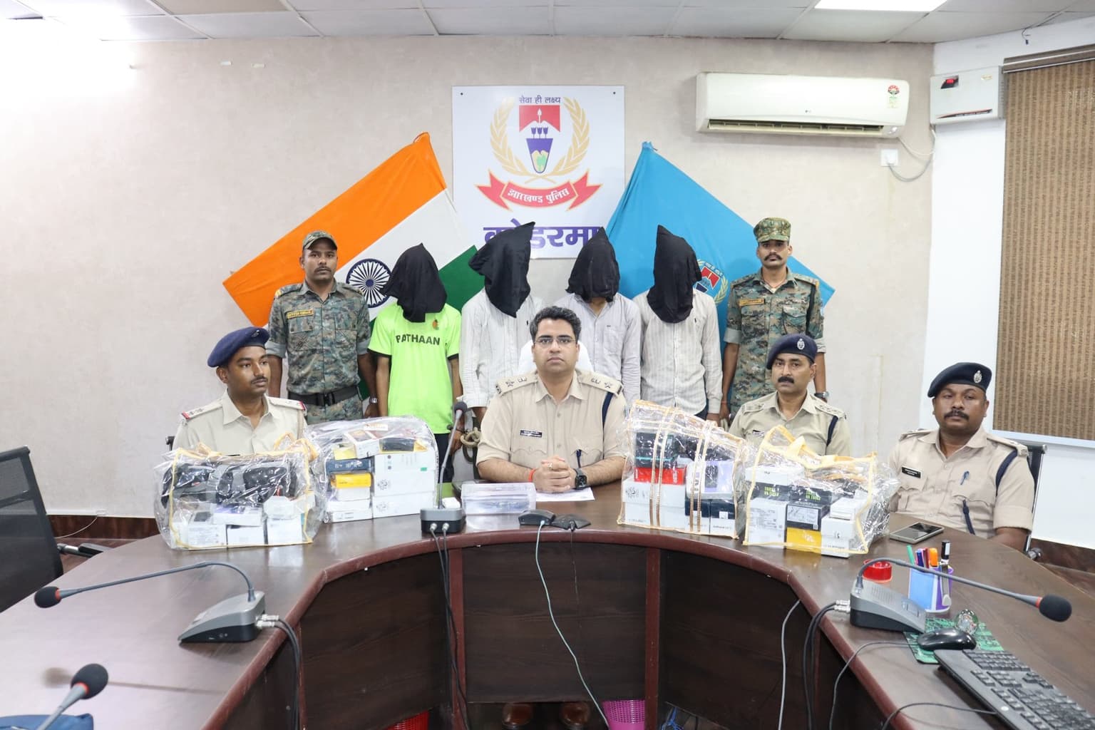 कोडरमा पुलिस ने 24 घंटे में मोबाइल दुकान चोरी का किया खुलासा, चार आरोपी गिरफ्तार