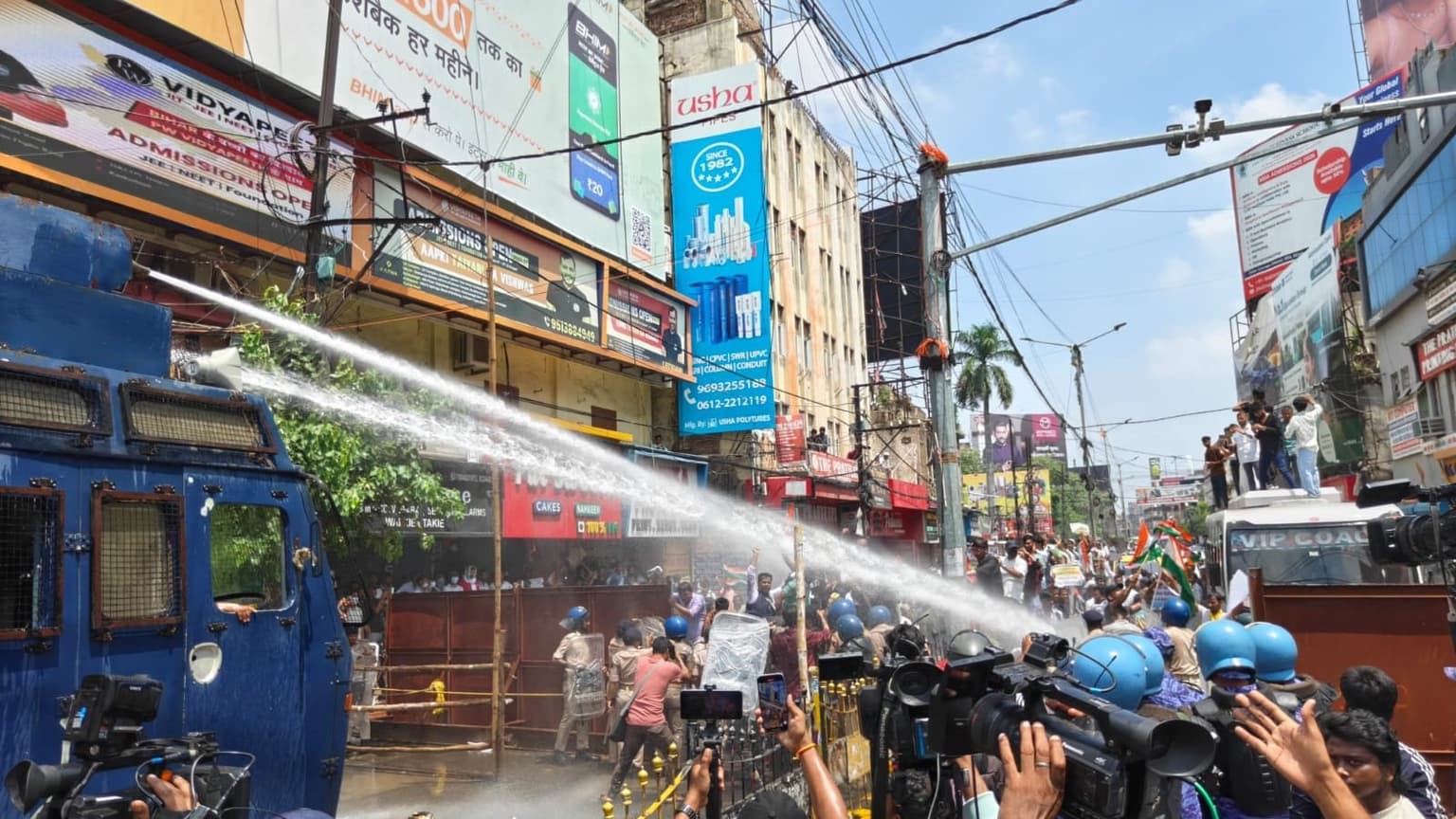 छात्रों के प्रदर्शन के दौरान ही किसान भी जुटे, वाटर कैनन पर करने लगे डांस, कई हिरासत में, मुख्य सचिव ने बुलाया