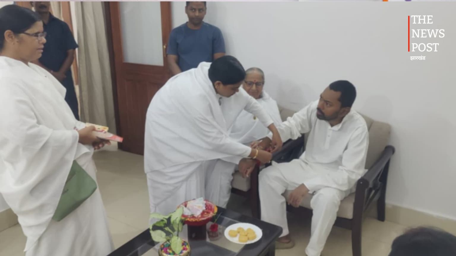 रक्षाबंधन पर पटना में स्वास्थ्य मंत्री निशांत कुमार को महिलाओं ने बांधी राखी, दी शुभकामनाएं
