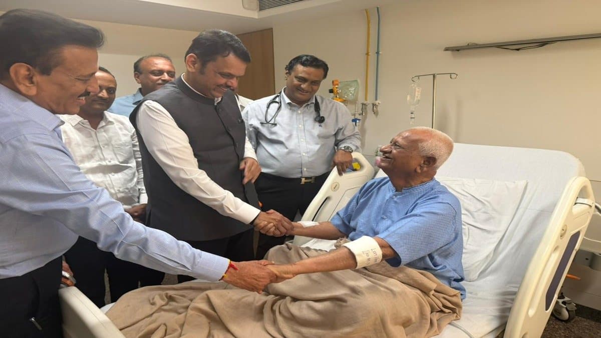 मुंबई: अन्ना हजारे की तबीयत में सुधार, CM फडणवीस ने अस्पताल पहुंचकर जाना हाल