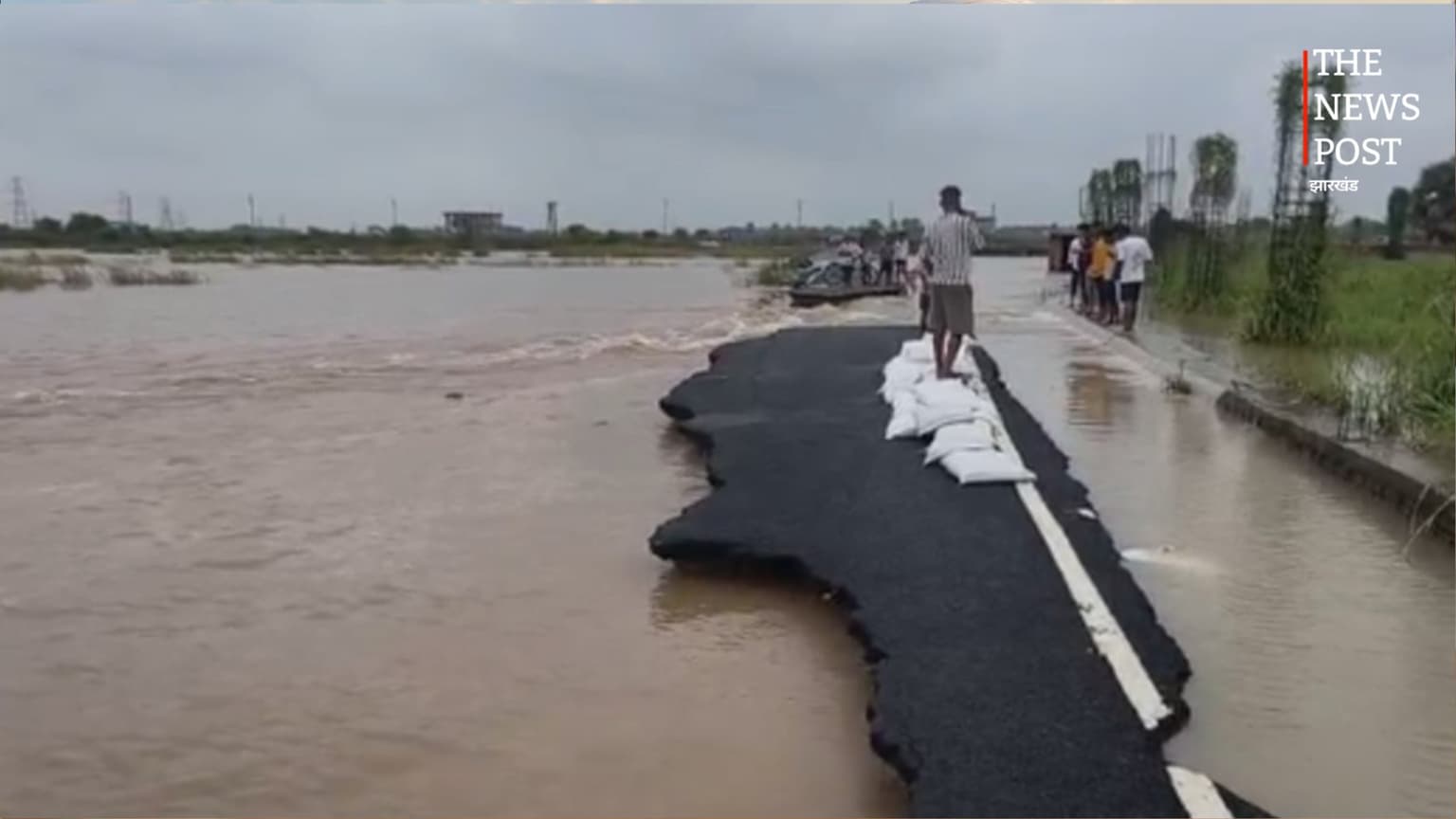 छह महीने में बह गई नई सड़क: दरधा नदी के तेज बहाव ने खोली निर्माण गुणवत्ता की पोल