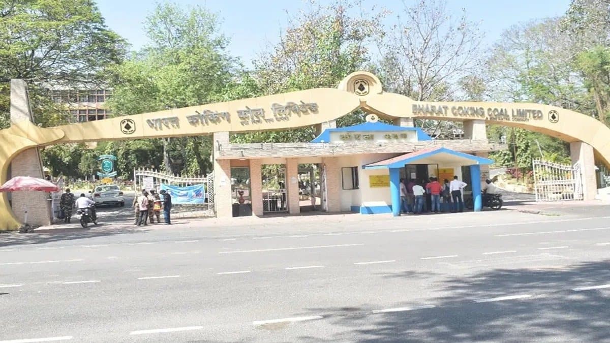 धनबाद में ओबी डंप और जमीन विवाद पर विशेष समिति की बैठक, BCCL को छह महीने में अतिक्रमण हटाने का निर्देश