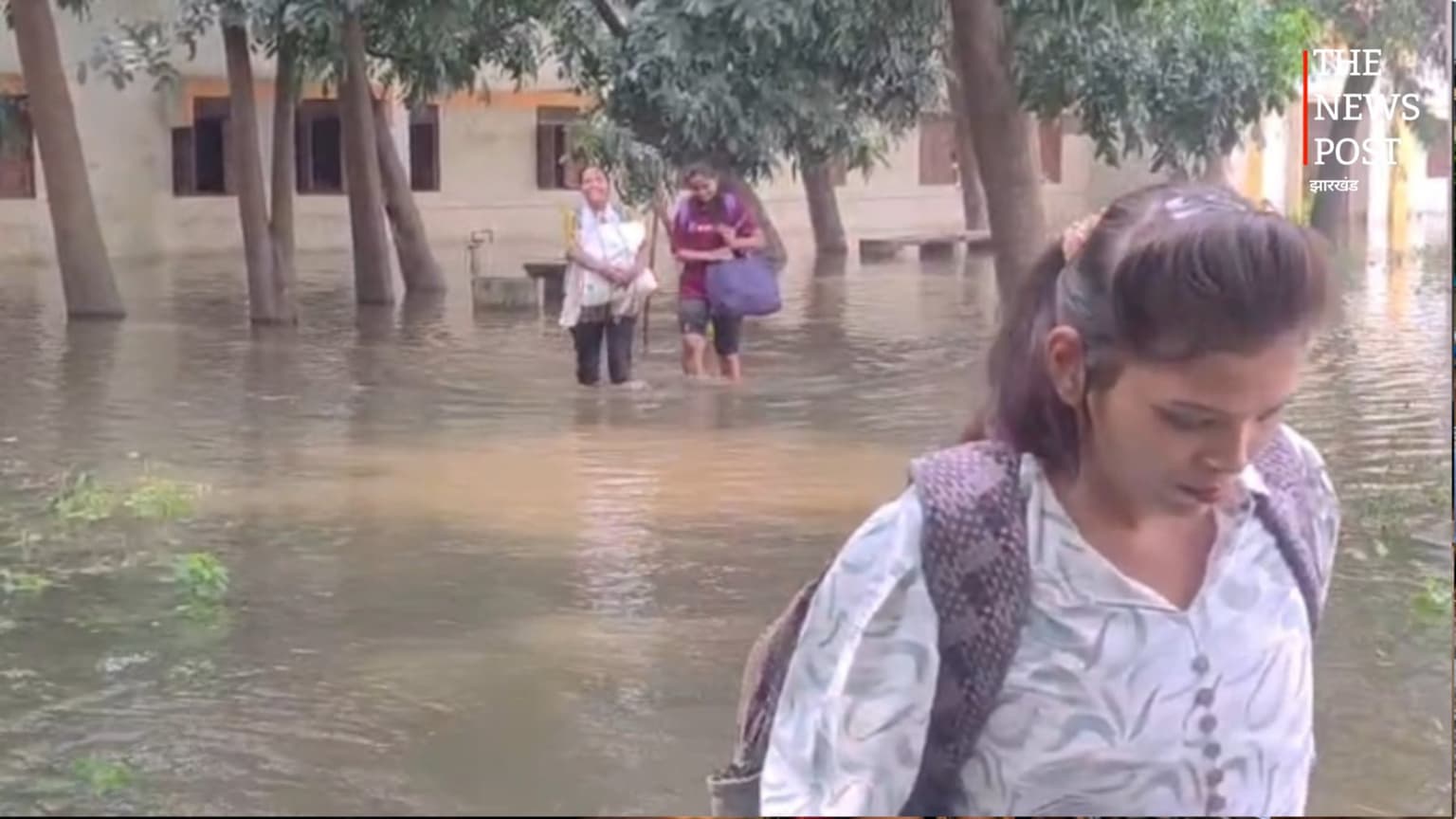 गंगा की लहरें गर्ल्स हॉस्टल की दहलीज पर, कमरा छोड़ घर की राह पकड़ रहीं छात्राएं
