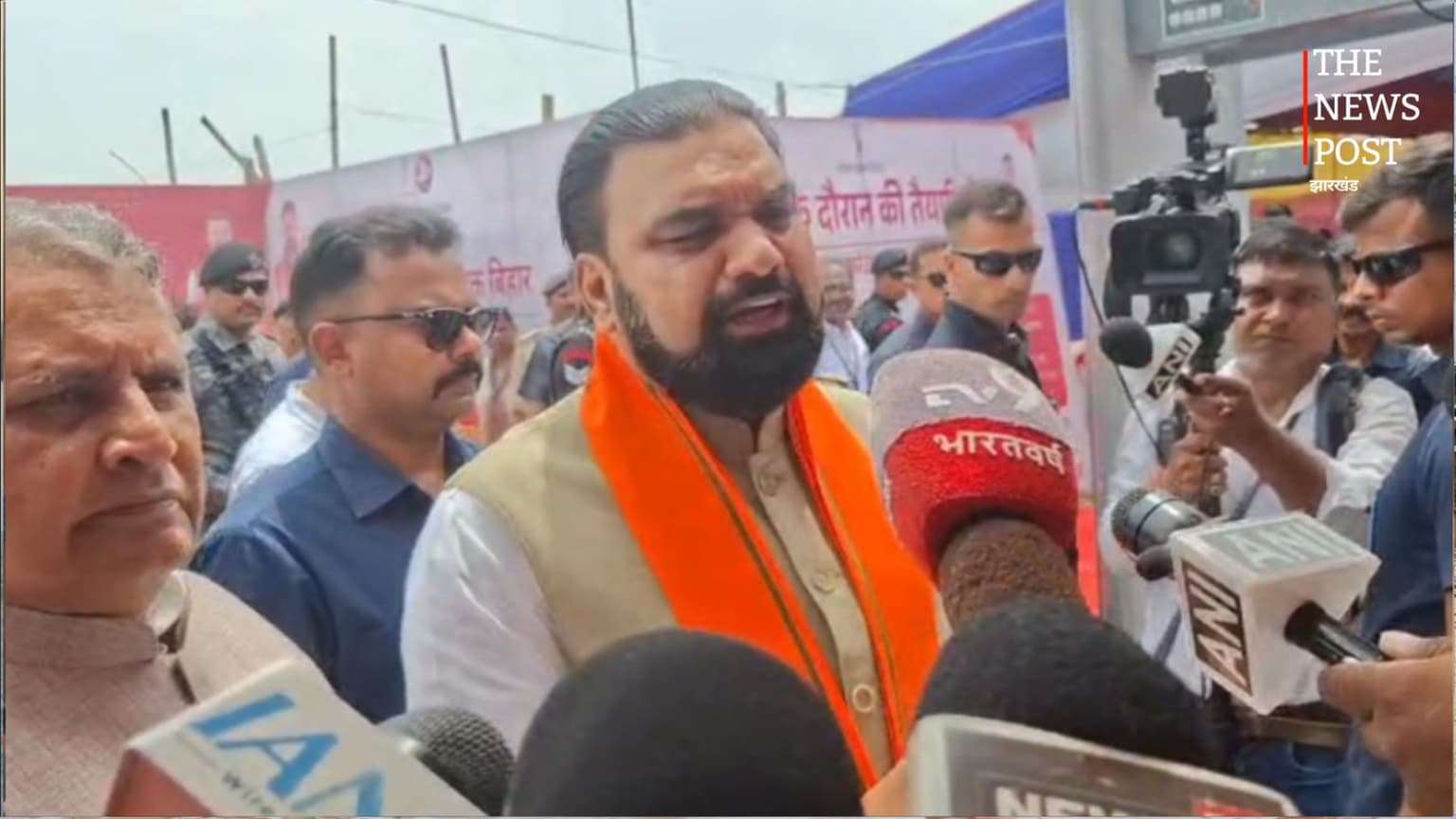 बाढ़ के बीच हाजीपुर पहुंचे बिहार के मुख्यमंत्री सम्राट चौधरी, कैंप से किचन तक परखी व्यवस्था