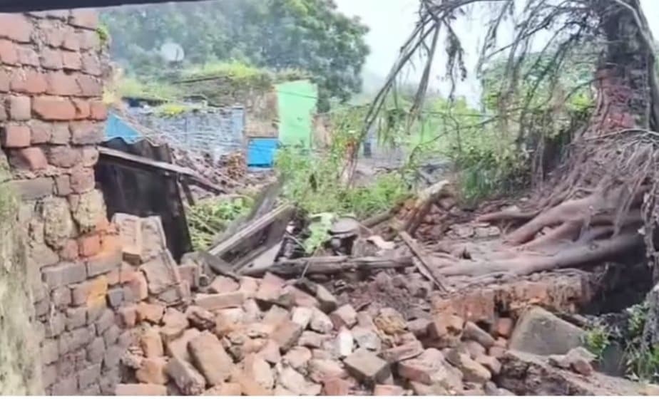 BIG BREAKING: धनबाद के सिजुआ में बड़ा हादसा, तड़के फटी जमीन, कई घर धराशायी, एक बच्चे की मौत