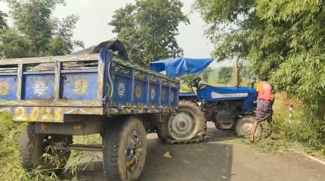 बोकारो: रफ़्तार का कहर, ट्रैक्टर की चपेट में आने से बाइक सवार युवक की मौत, मुआवजे की मांग को लेकर सड़क जाम