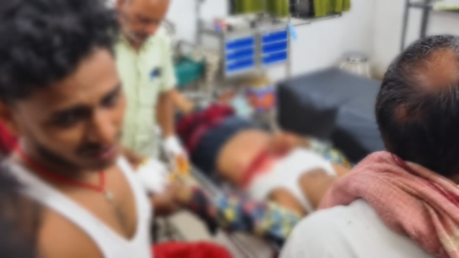 गोड्डा से बड़ी खबर : दुकान बंद कर लौट रहे अनिल मंडल को मारी 3 गोलियां, चुनावी विवाद की आशंका