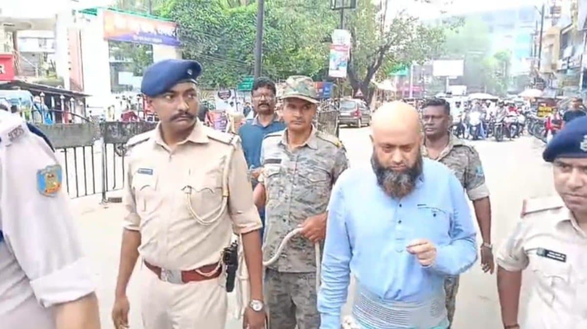 धनबाद की सड़क पर गैंगस्टर प्रिंस खान के भाई बंटी खान की परेड, पुलिस साथ लेकर क्यों कर रही जाँच -पड़ताल, पढ़िए 