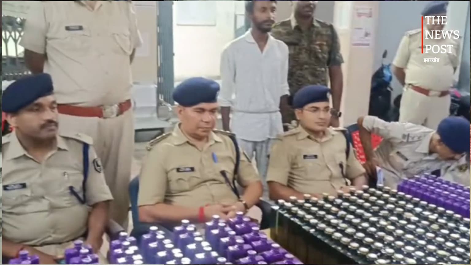तस्करी का अनोखा तरीका : कॉपियों के बीच छिपी मिलीं शराब की 286 बोतलें, जानिए कहां का है मामला