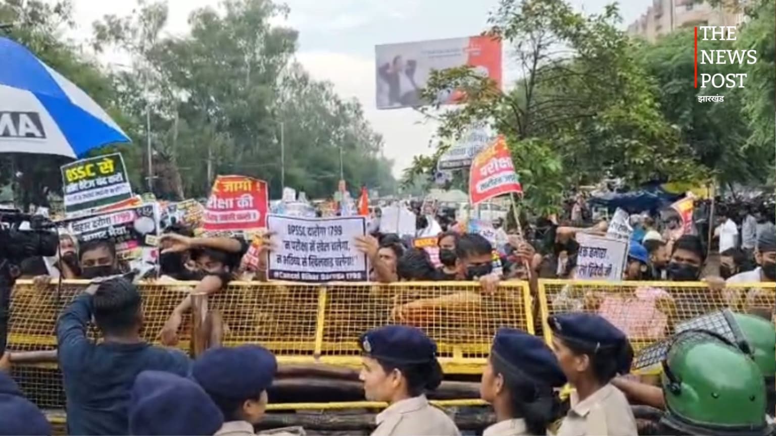 पटना में दरोगा भर्ती परीक्षा पर बढ़ा विवाद, सड़क पर उतरे अभ्यर्थी, परीक्षा रद्द करने की मांग