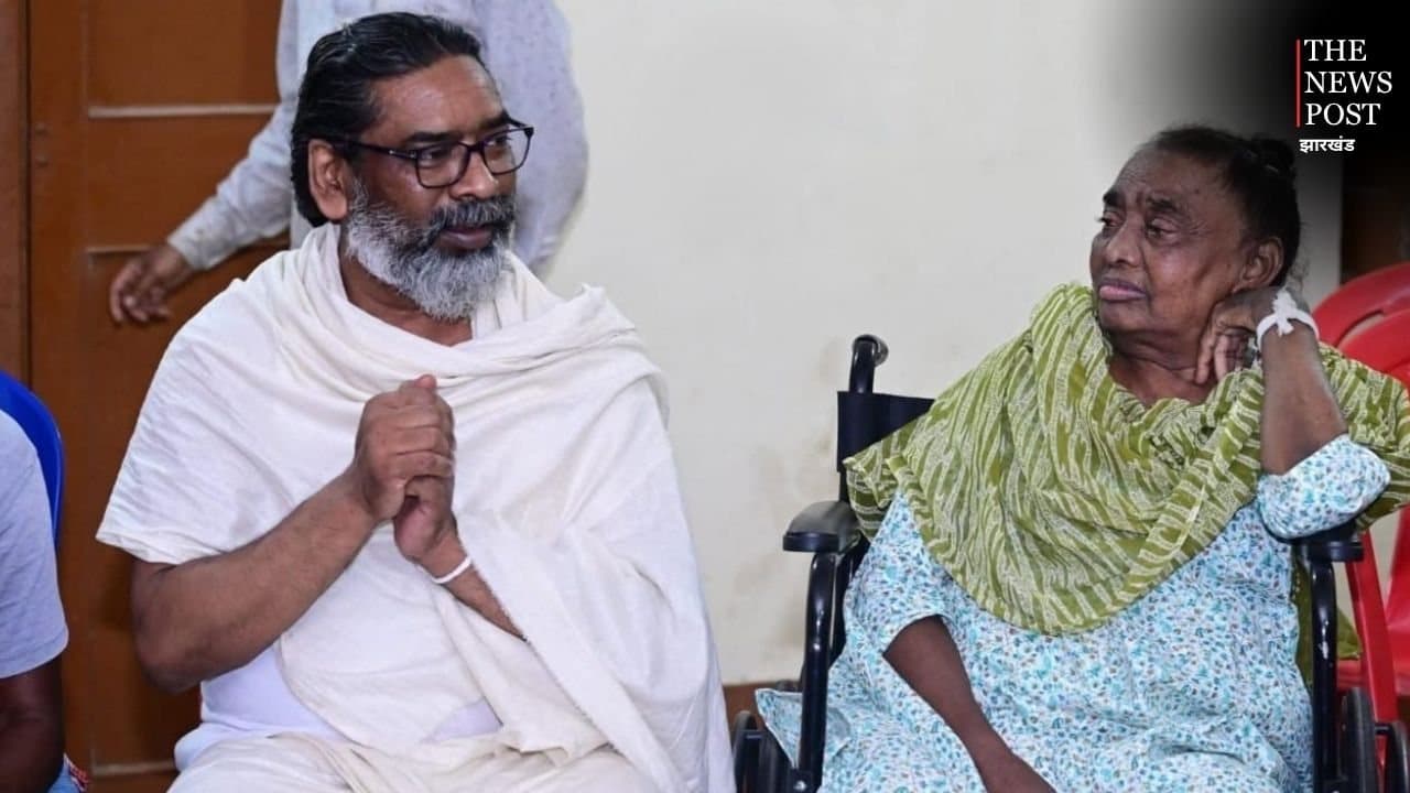 मुख्यमंत्री की मां की तबीयत बिगड़ी, सांस की तकलीफ के बाद प्राइवेट अस्पताल में भर्ती