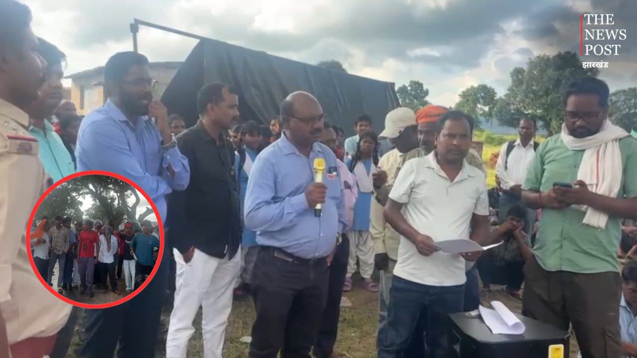 सड़क की मांग पर हिंडाल्को के खिलाफ ग्रामीणों का आंदोलन, बॉक्साइट ट्रक रोकने की दी चेतावनी