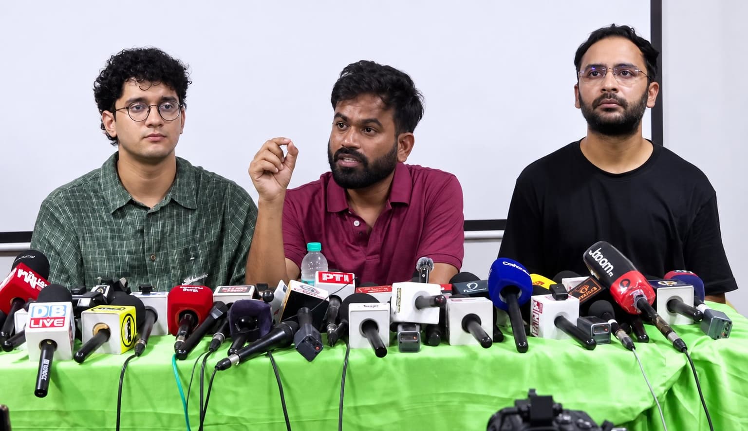 मुख्य चुनाव आयुक्त के खिलाफ कॉकरोचों का हल्ला बोल, बोले- जल्द हटाएं, नहीं तो होगा देशव्यापी आंदोलन