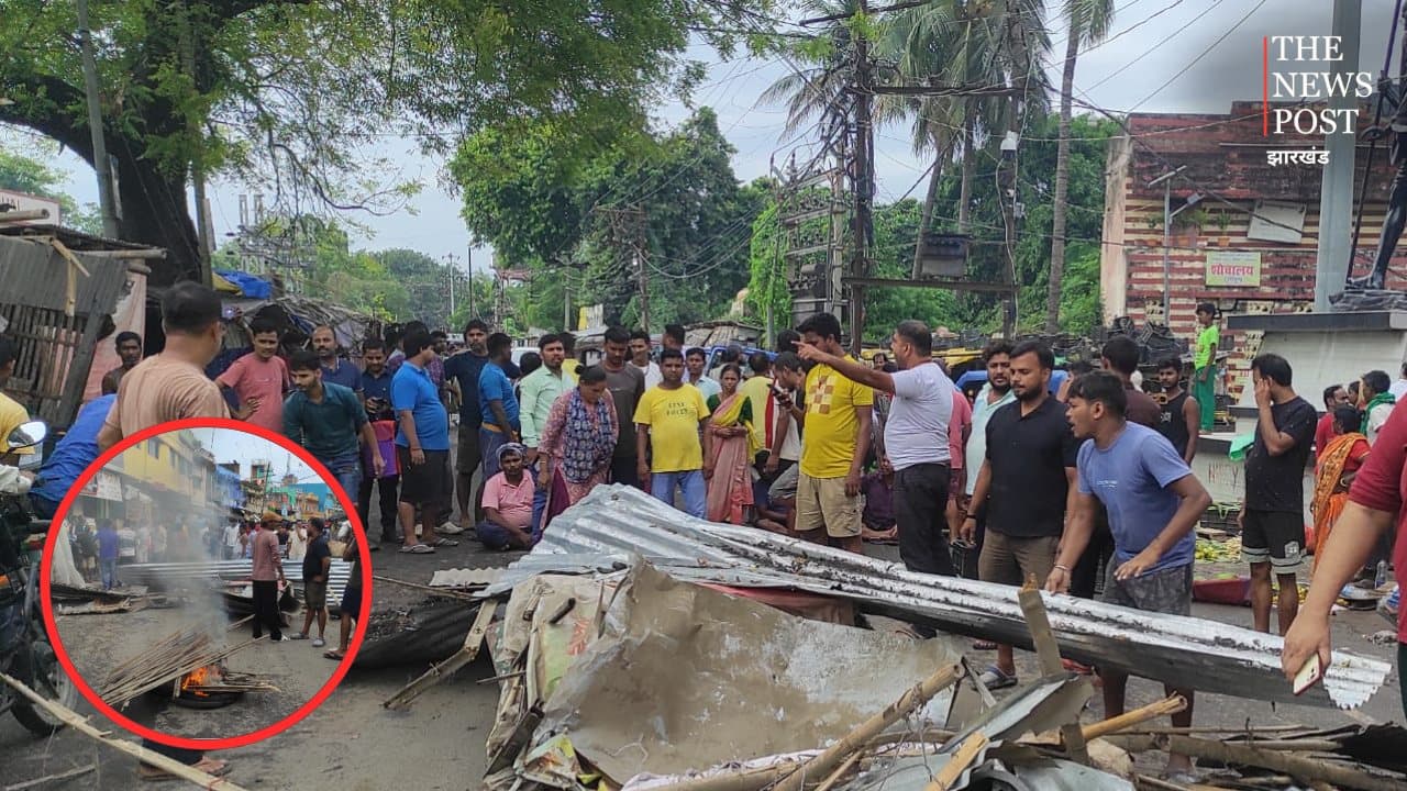 राजमहल में अतिक्रमण हटाने पर हंगामा! दुकानदारों ने सड़क पर मलबा रखकर किया प्रदर्शन