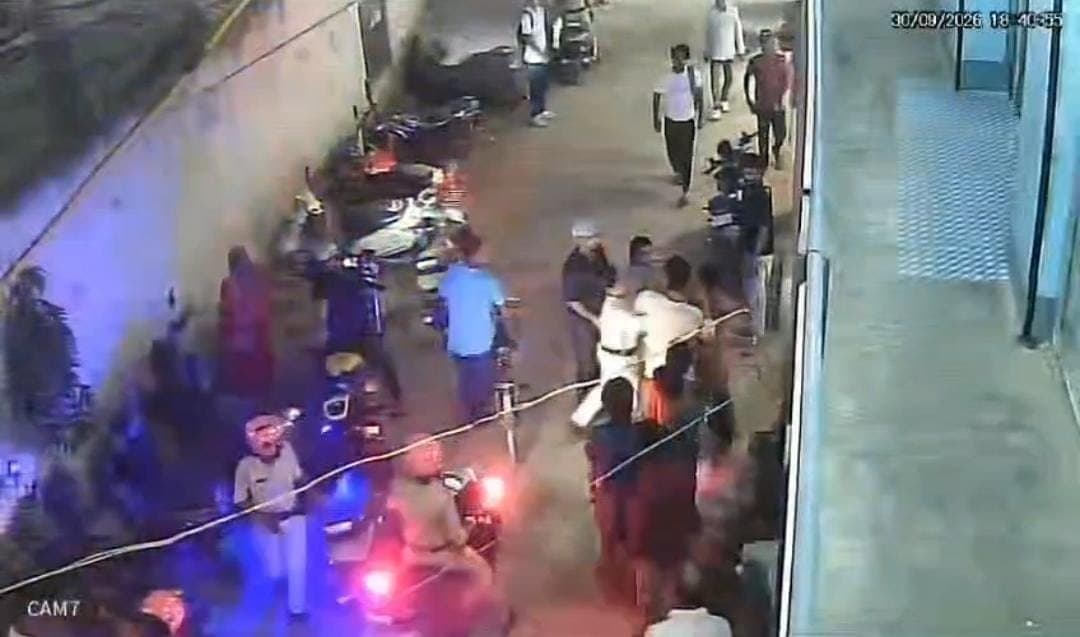 पटना में महिला कांस्टेबल से बदसलूकी और मारपीट, देखिए घटना का CCTV वीडियो